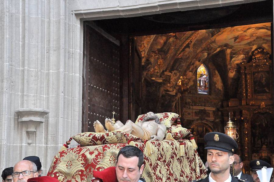 San Nicolás celebra la procesión del Santo Entierro en el centro de Valencia