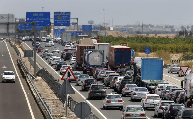 Casi 60 kilómetros de atascos en las carreteras valencianas durante la Operación Retorno