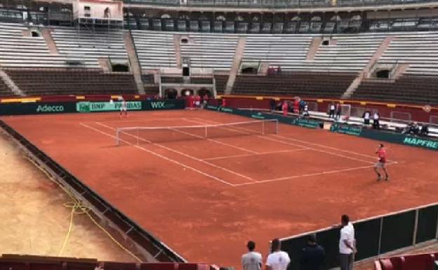 Nadal estrena la pista de la plaza de Toros de Valencia