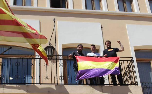 Condenan a Xeraco a pagar 1.500 euros por colgar una bandera republicana en el Ayuntamiento