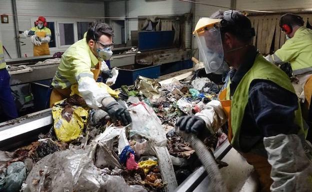 Detenidos el abuelo y los padres de un bebé en Granada por tirarlo a la basura tras nacer