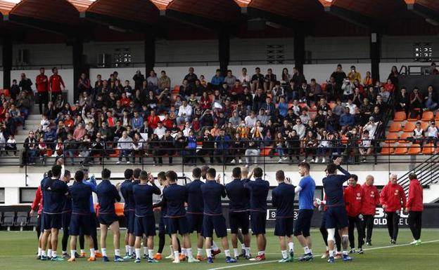 Un millar de aficionados arropan al Valencia en Paterna