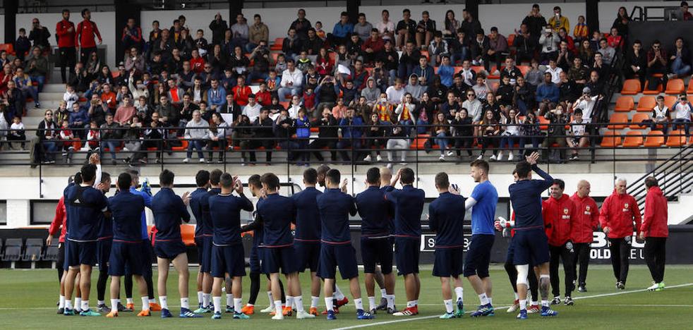 Un millar de aficionados arropan al Valencia en Paterna