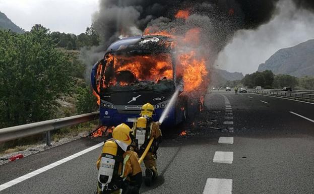 Un autobús se incendia cuando circulaba por la AP-7 en Benissa hacia Valencia