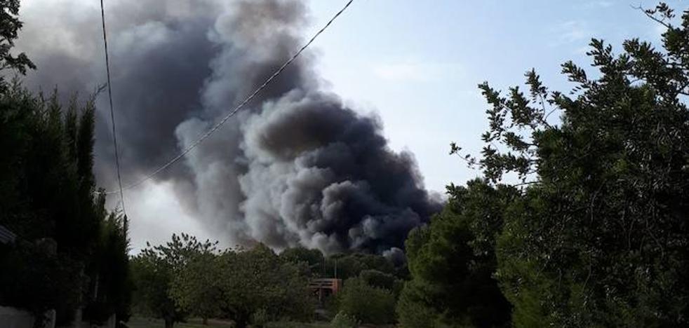 Incendio y explosiones en un camping abandonado en Llíria