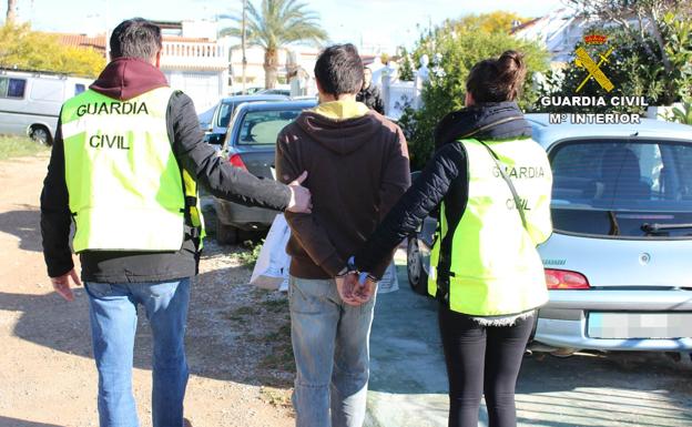 Dos hermanos, detenidos en Torrevieja por tres delitos de corrupción de menores