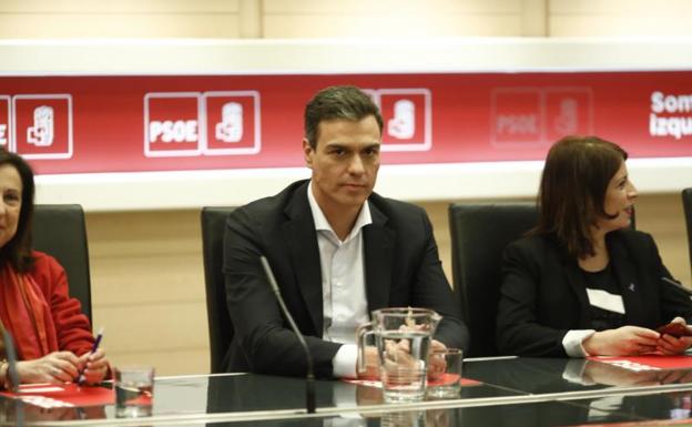 Pedro Sánchez: «Cifuentes no tendrá máster, pero Rivera se está doctorando en cinismo»