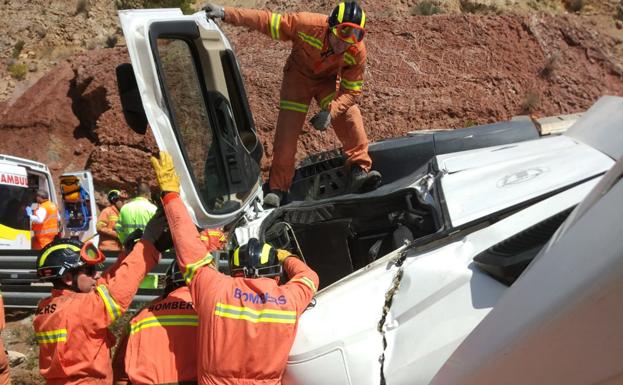 Un camión cargado de cerdos vuelca en la CV-35 y el conductor queda atrapado