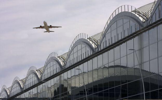 Un dron choca con un avión en Elche