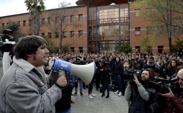 Dimite la profesora cuya firma fue falsificada en el acta de Cifuentes