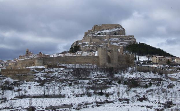 Dificultades de circulación y pasos restringidos tras una nevada en Morella