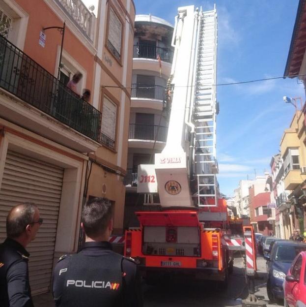 Rescatada una mujer de una vivienda que se ha incendiado en Alzira