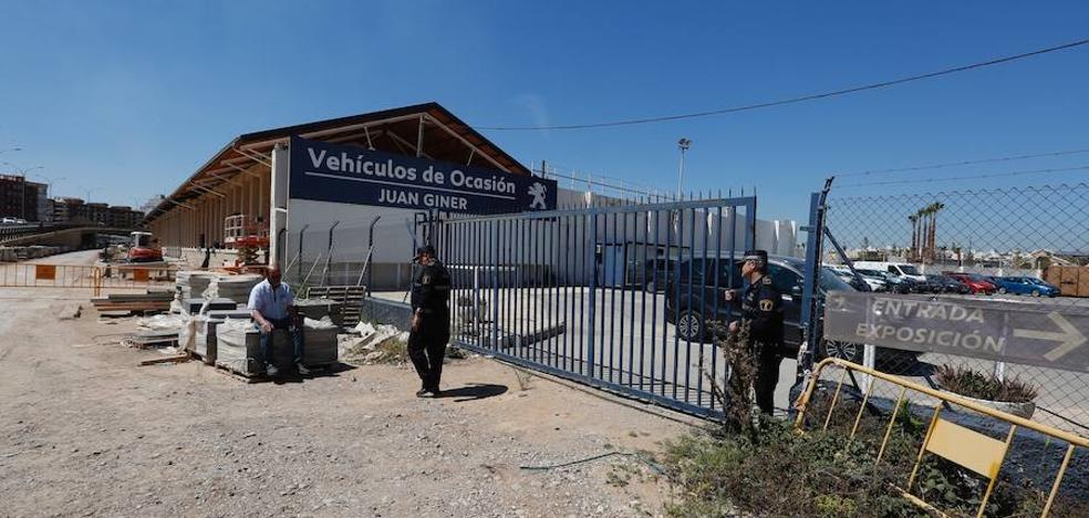 El Ayuntamiento precinta un concesionario en el Parque Central para su desalojo