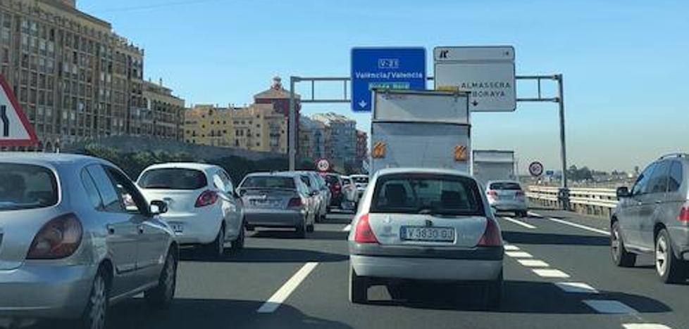 Un accidente en la V-21 provoca un atasco kilométrico en la entrada a Valencia
