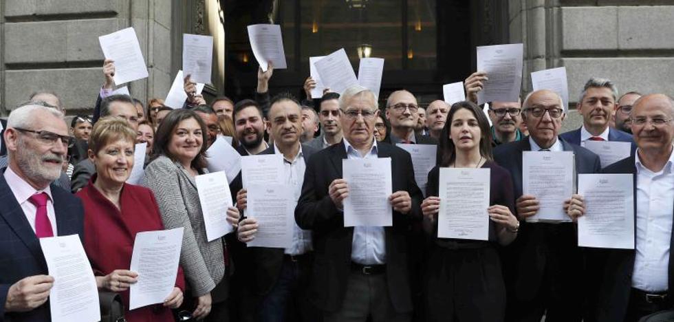 Los alcaldes valencianos se plantan en la puerta del ministro Montoro