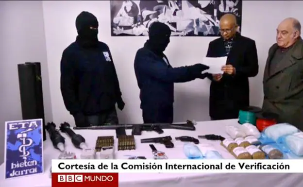 ETA entrega dos cajas con armas a las autoridades francesas en Bayona