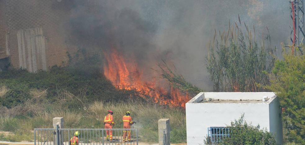 Un incendio quema una zona de matorral en Chiva