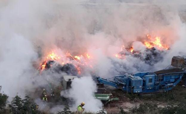 Los bomberos tratan de sofocar un incendio en el vertedero de Teulada