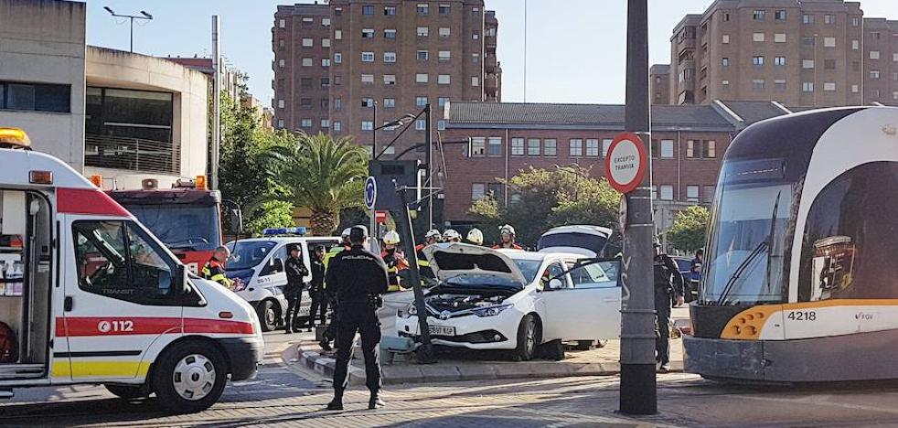 Dos heridos al ser arrollado su coche por un tranvía en el barrio de Benimaclet