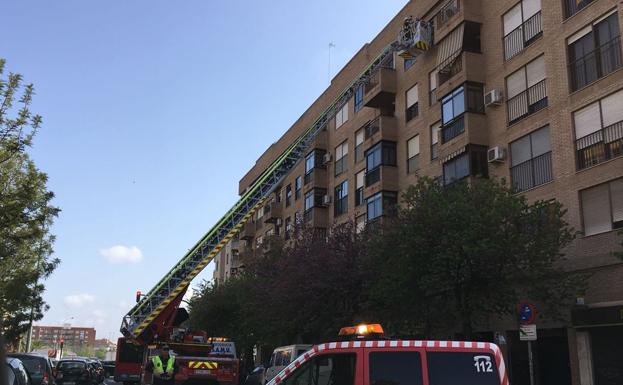 Los bomberos de Valencia rescatan a una mujer en Juan XXIII