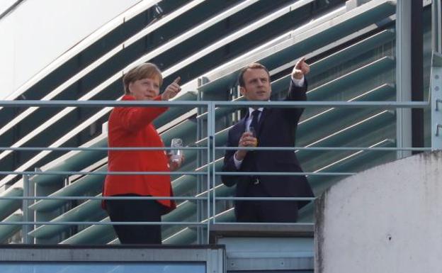 Merkel y Macron se emplazan a consensuar la «refundación» de la Unión Europea