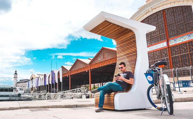 Un banco solar con wi-fi, cargador de móvil y apps, a prueba en la Marina