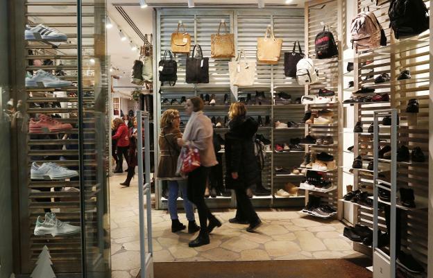 Bruselas carga contra restricciones de horarios comerciales como las de Valencia