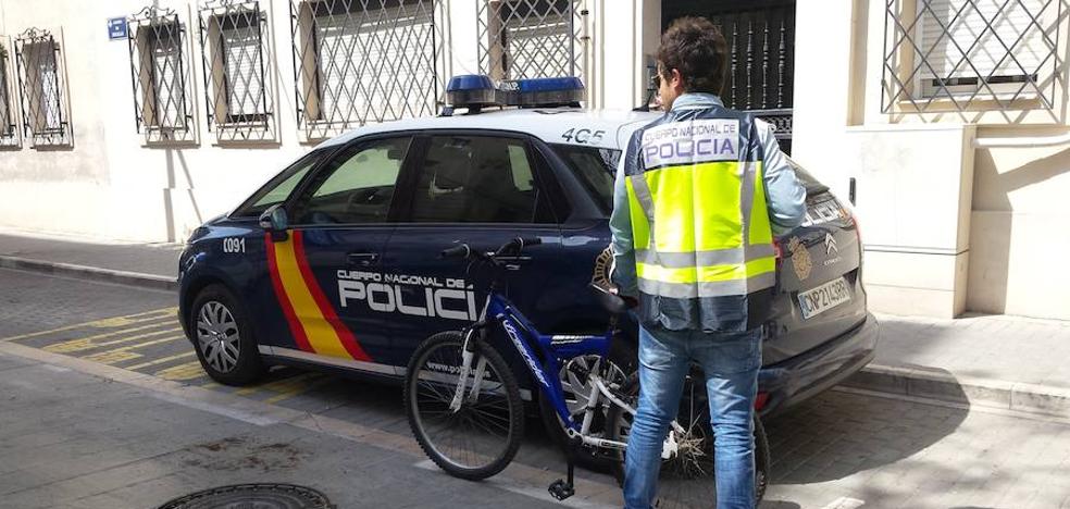 Detienen a un 'ciclista tironero' que robó con violencia a 27 mujeres en Valencia