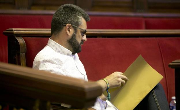 PP y Cs cargan contra Fuset y el edil pide perdón por increpar a la Interagrupación