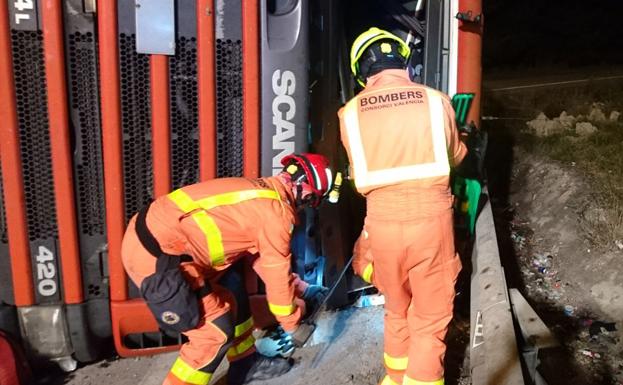 Un conductor queda atrapado al volcar un tráiler en la A-3 en Riba-roja