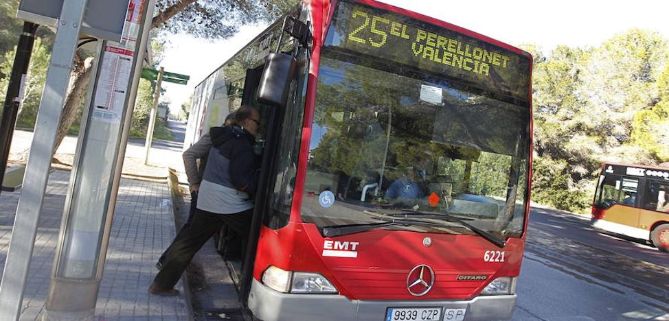 La EMT investiga el abordaje de unos ciclistas a un autobús de la línea 25 entre el Saler y Pinedo