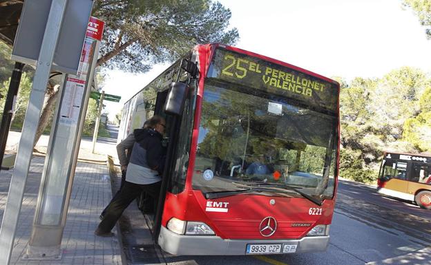 La EMT investiga el abordaje de unos ciclistas a un autobús de la línea 25 entre el Saler y Pinedo