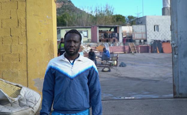 De triple campeón de tenis en Mali a sinpapeles en Sagunto