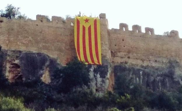 Arran cuelga una estelada en el castillo de Corbera a favor de los 'Països Catalans'