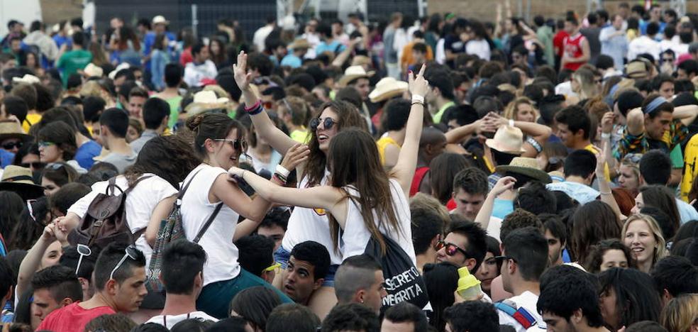 El Gobierno prohibirá los macrobotellones y festivales como las paellas universitarias