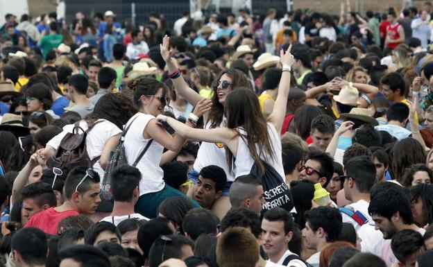 El Gobierno prohibirá los macrobotellones y festivales como las paellas universitarias