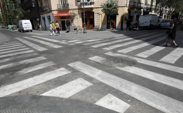 Limitar la velocidad máxima a 20 kilómetros por hora en el Ensanche de Valencia