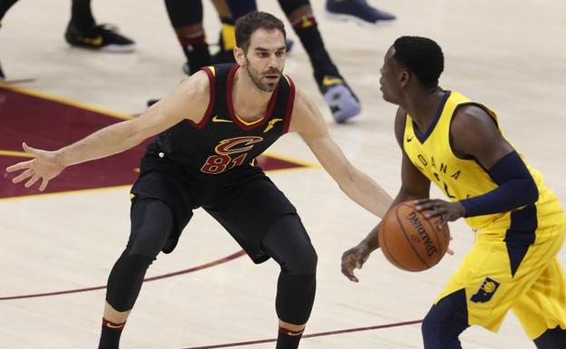 LeBron James salva a los Cavaliers y los deja a un triunfo de semifinales