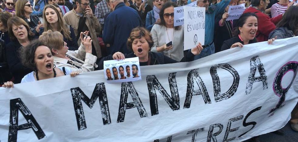 Miles de personas claman en Valencia: «Si tocan a una, nos tocan a todas»