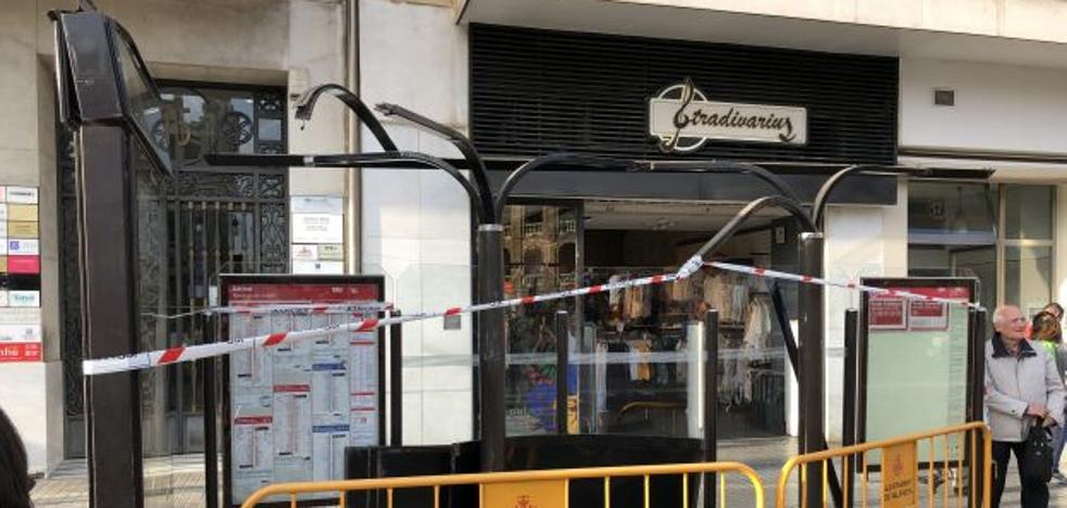 Dos heridas tras golpear un autobús de la EMT una marquesina en la calle Xàtiva