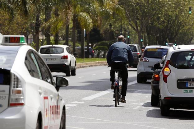 Trabajadores de la EMT alertan del peligro del carril bici en Fernando el Católico