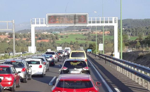 Los accesos a Valencia, colapsados en el inicio del puente de mayo