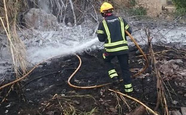 Controlado un incendio en una zona de cultivo abandonado en Pego