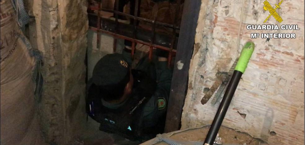 El zulo de la droga: Una banda secuestraba a sus camellos para que vendieran coca entre barrotes