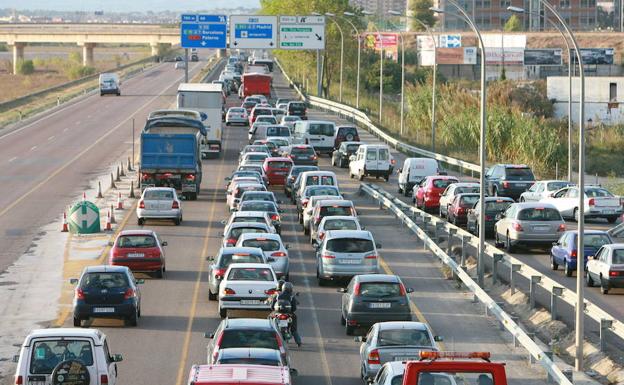 Las carreteras valencianas registran ya siete kilómetros de atasco