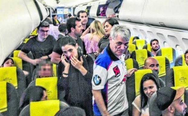 «El avión está aparentemente normal y podemos intentar el vuelo, pero no podemos obligar a nadie a permanecer dentro»