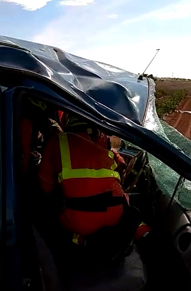 Rescatan a una mujer atrapada en una furgoneta tras un accidente en la A-7 en Benifaió