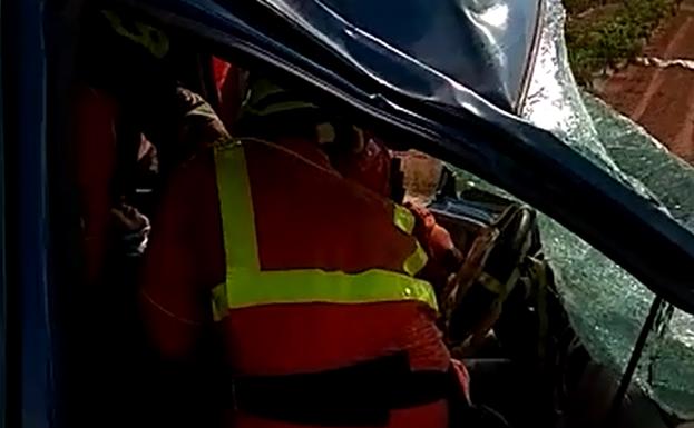 Rescatan a una mujer atrapada en una furgoneta tras un accidente en la A-7 en Benifaió