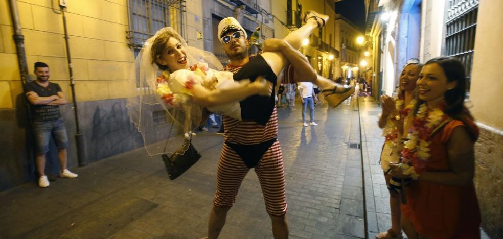La vuelta de las despedidas de soltero pone en pie de guerra Ciutat Vella y Ruzafa