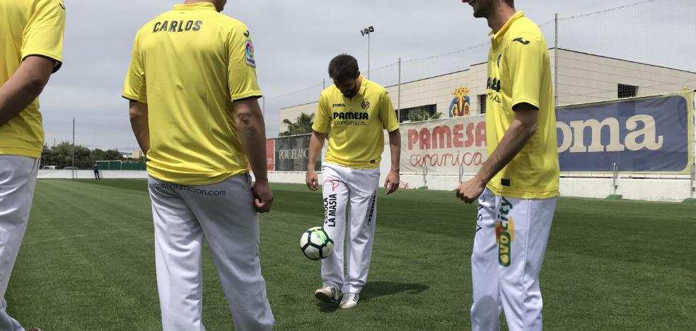 La pilota intenta seducir al fútbol